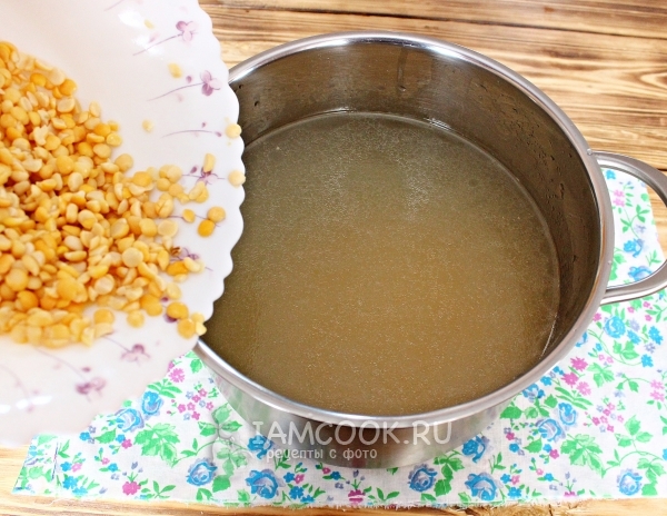 Положить горох в бульон