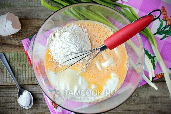 Добавить майонез, сметану и гашенную соду и муку