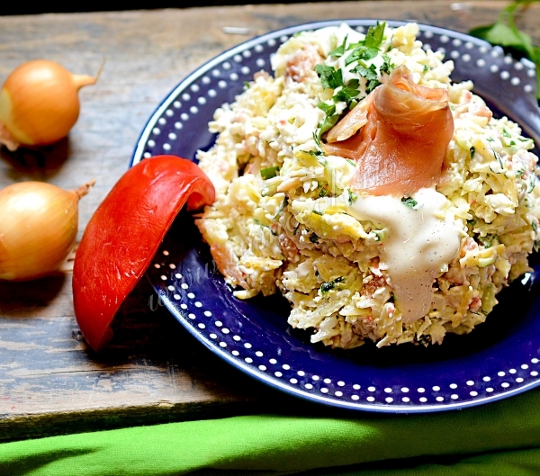 Салат с горбушей и крабовыми палочками