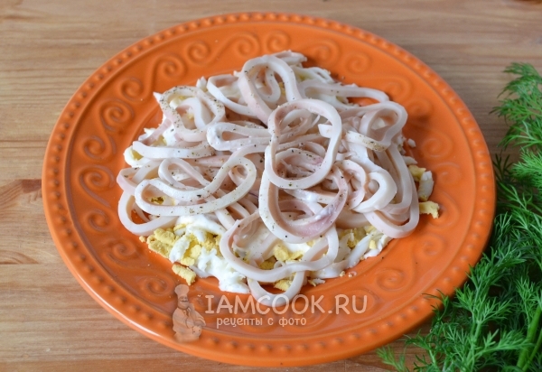 Выложить на яйца кальмаров и поперчить