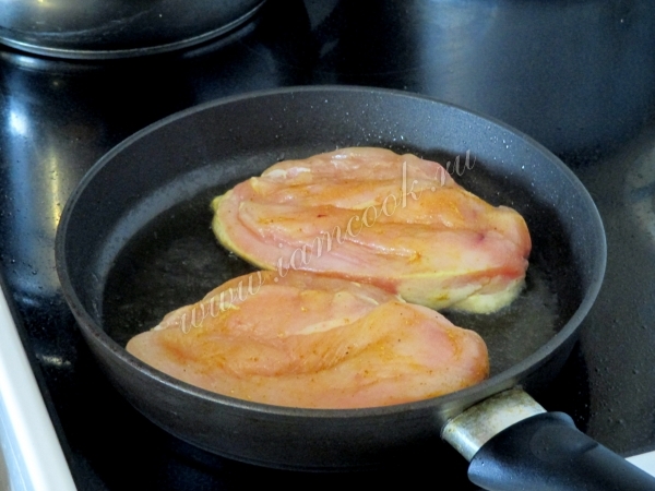 Обжарить курицу на сковороде