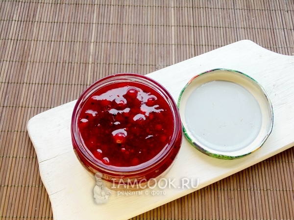 Переложить варенье в банку