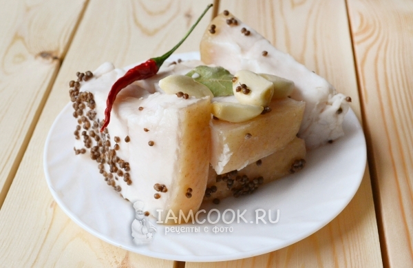 Положить сало на тарелку