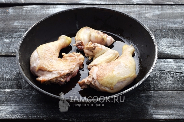 Обжарить курицу