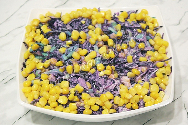 Витаминный салат с краснокочанной капустой, блинчиками и кукурузой