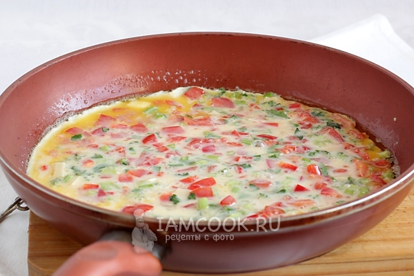 Яичная смесь с овощами в сковороде