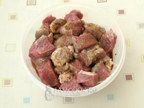 В мясо насыпать специи