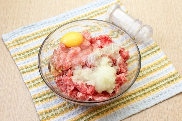 Мясо с луком и яйцом