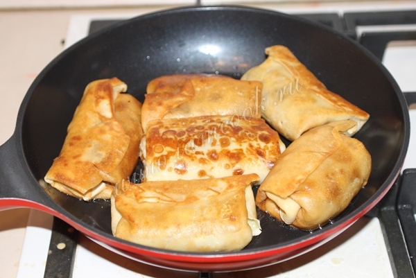 Жарка блинов с мясом, фотография