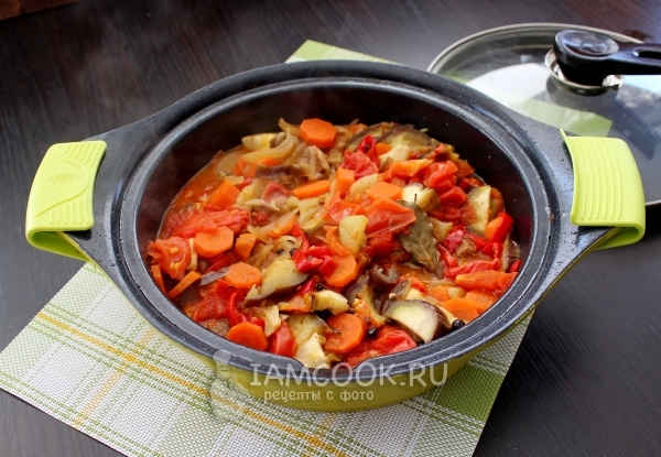 Готовая говядина с тушенными помидорами, луком и болгарским перцем