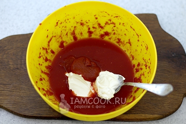 Смешать сметану, пасту и томатный сок