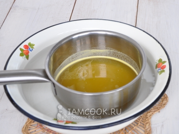 Поставить миску с соком в миску с водой