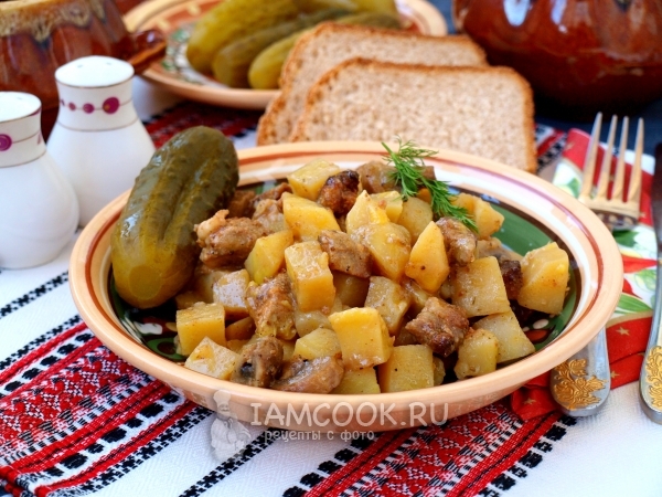 Фото жаркого из свинины в горшочках