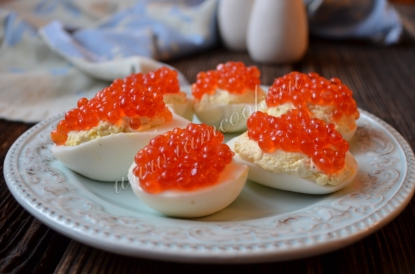 Яйца фаршированные красной икрой, рецепт