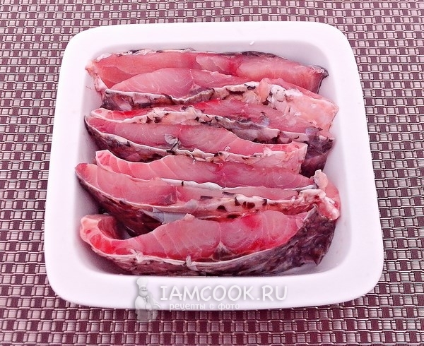 Положить рыбу в форму