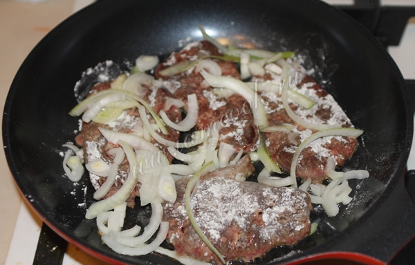 Жарка печени в сковороде с луком