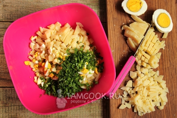 Смешать порезанные яйца, картофель и лук