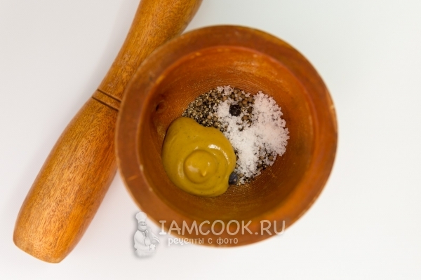 Смешать специи, соль и горчицу