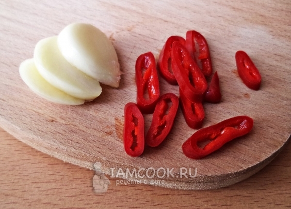 Порезать чеснок и перец чили