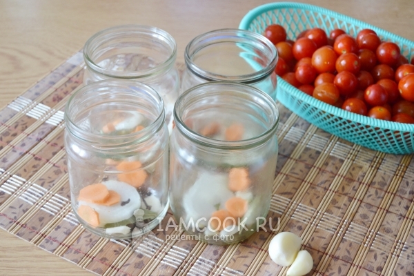 Положить в банки лук, морковь и специи