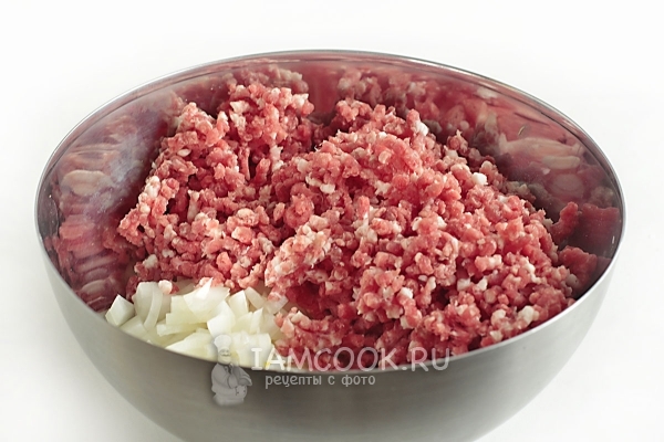 Соединить лук и перекрученное мясо