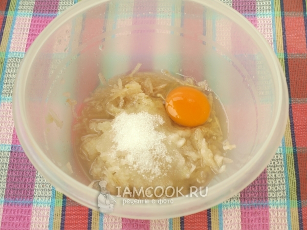 Добавить сахар и яйцо