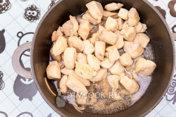 Положить куриное филе