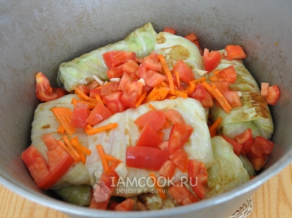 Добавить помидоры и морковь