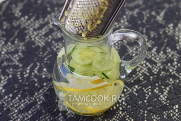 Положить имбирь в кувшин