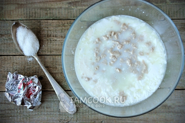 Кефир с дрожжами и сахаром