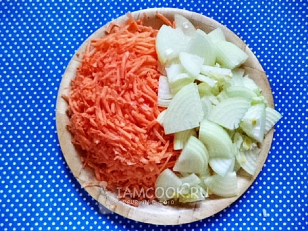 Порезать лук и натереть морковь