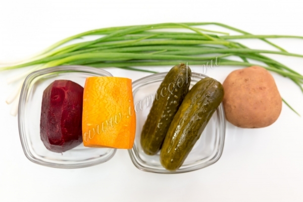 Ингредиенты для овощного салата с соленым огурцом