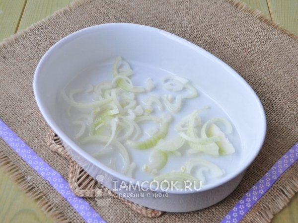 Положить на дно формы лук