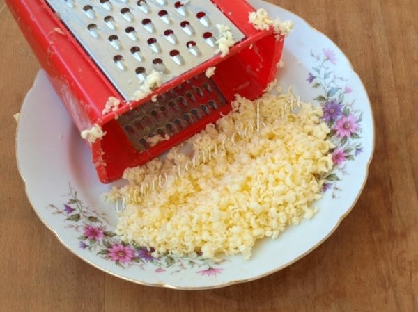 Натереть масло сливочное