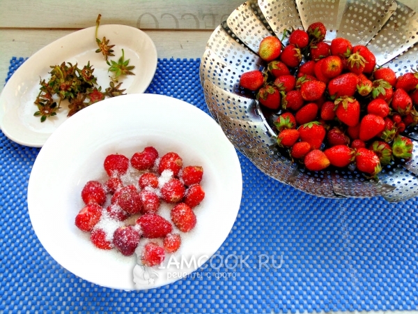 Убрать у клубники хвостики