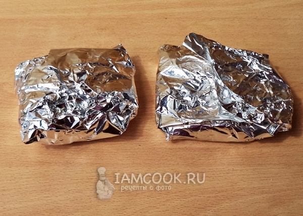 Завернуть мясо в фольгу