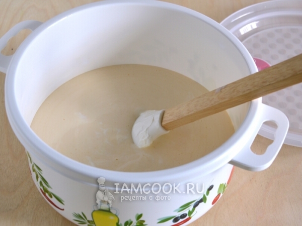 Перелить творожную массу в форму