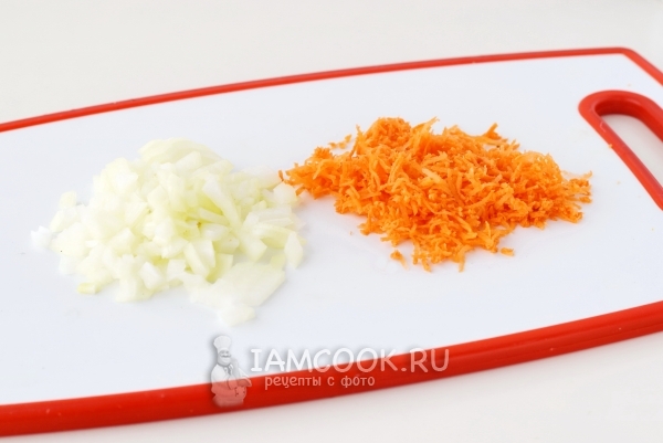 Измельчить морковь и лук