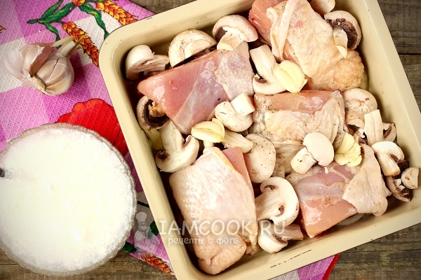 Сложить в форму лук, курицу и грибы