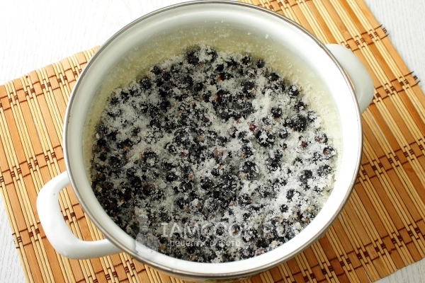 Засыпать ягоды сахаром