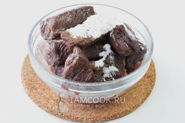 Обвалять мясо в муке