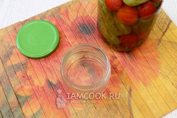 Налить в банку рассол