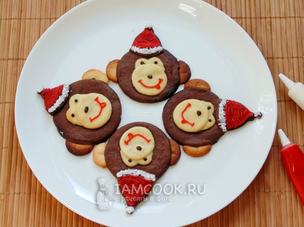 Раскрасить красной глазурью шапку