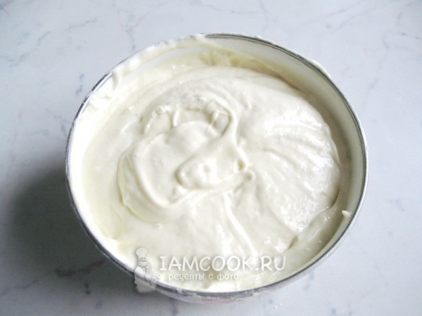 Выложить взбитые белки