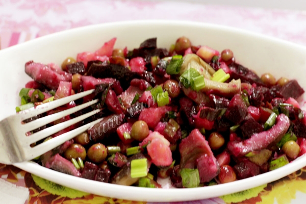 Грибной салат с свеклой