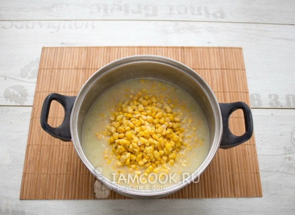 Положить кукурузу