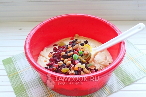 Всыпать сухофрукты и орехи