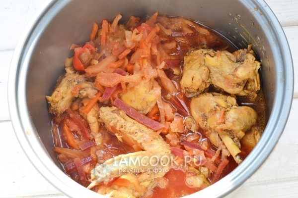 Готовая курица с овощами в мультиварке
