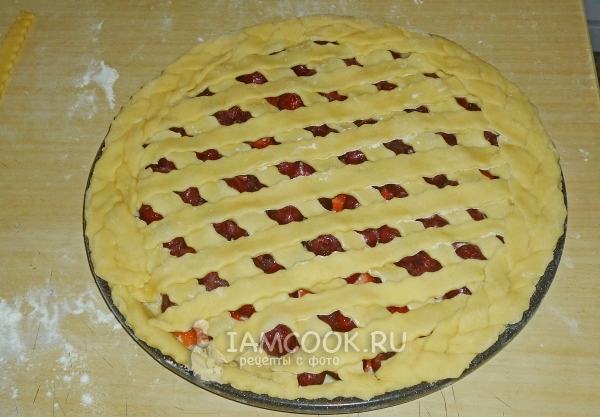 Украсить края пирога косичкой из теста