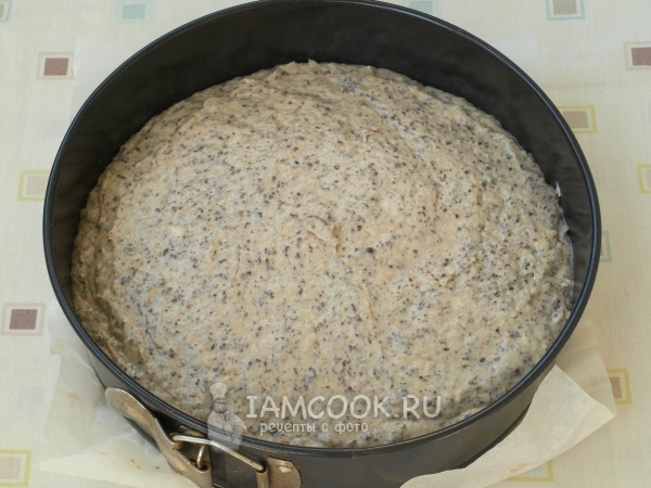 Переложить тесто в форму